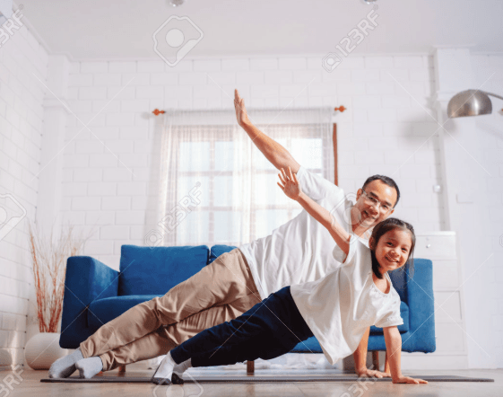 Persona practicando calistenia en casa sobre una esterilla